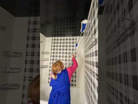 Видео: Как почистить чёрный, натяжной потолок от водного камня, пара и жира