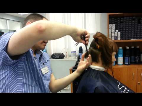 Видео: Как филировать затылок в женских стрижках