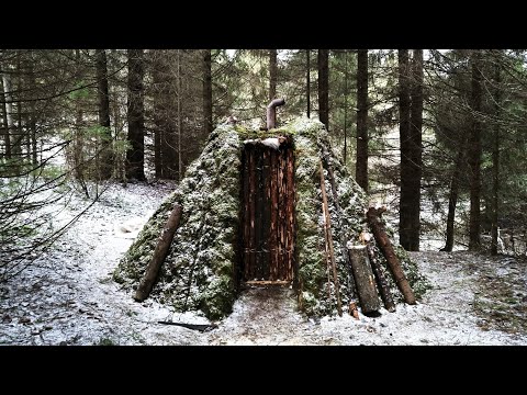 Видео: ШАЛАШ В ЛЕСУ 2.0 | СДЕЛАЛИ ДВЕРЬ |БУШКРАФТ | Built a hut in the forest 2.0