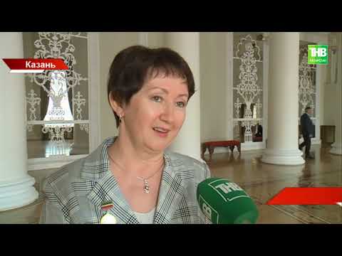 Видео: В День русского языка в центре Казани читали стихи и возлагали цветы памятнику Пушкина