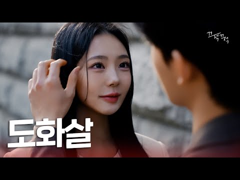 Видео: Женщина, которая очень страдает, когда ее встречает мужчина