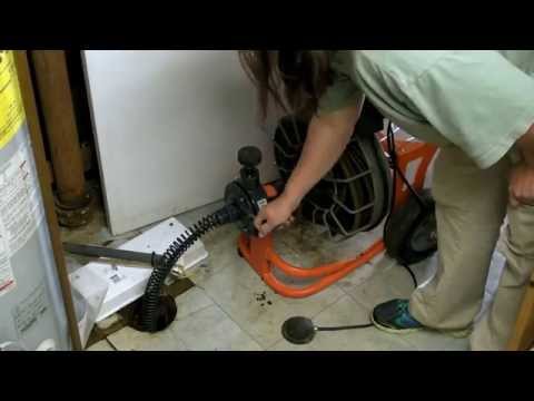 Видео: Как прочистить основной слив — простое и недорогое решение. Snake Your Drain