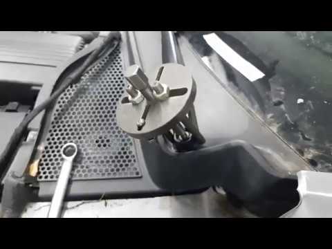 Видео: Снятие панелей ветрового стекла. Жабо. Очистителей. Авто из США ремонт под ключ. Tiguan. Часть 9