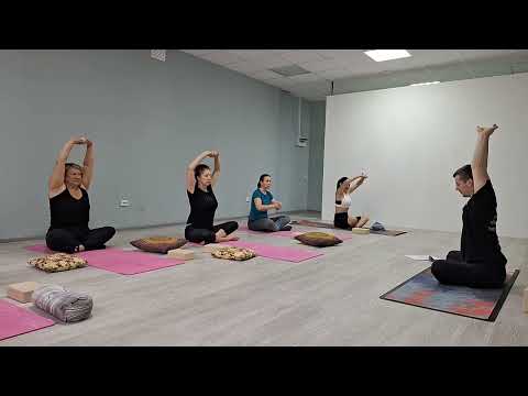 Видео: Хатха-йога: дыхание, тазобедренные, позвоночник.