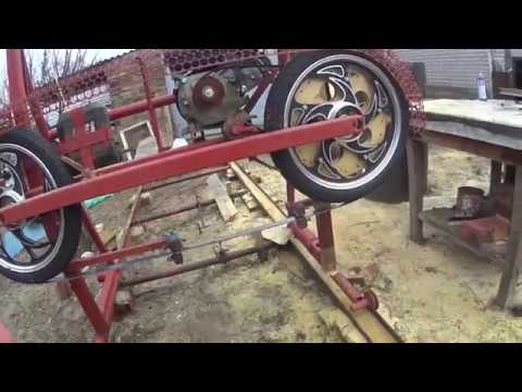 Видео: Ленточная пилорама на колёсах от мопеда