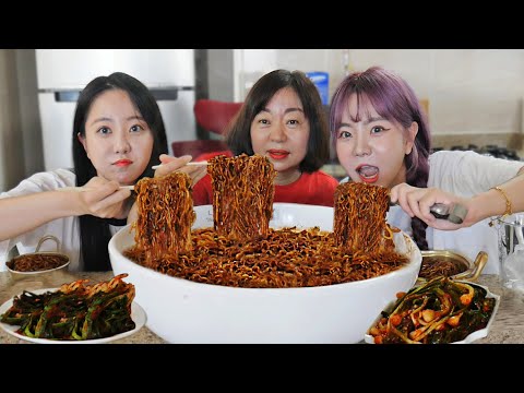 Видео: СУПЕРРАЗМЕРНАЯ ЛАПША ИЗ ЧЕРНОЙ ФАСОЛЯ с мамой и моей сестрой-близнецом на 1 минуту старше!