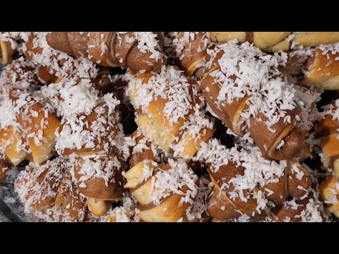 Видео: Необычные воздушные рогалики с кокосовой стружкой,и сахарным сиропом!