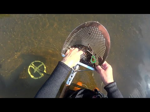 Видео: Такой находки у меня еще не было! Нашла много находок! Пляжный подводный поиск с металлоискателем!