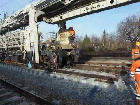 Видео: Путеукладочный кран УК25/18.2 № 650-За работой