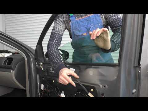 Видео: Как снять стекло передней двери Volkswagen Golf 6