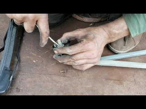 Видео: Как снять трапецию дворников  на Мицубиси Каризма с 1995 по 2003 год