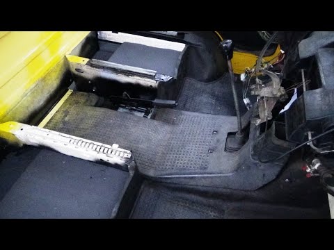 Видео: Збираю салон спереду - тонель-воздуховод, ручняк, різьби ременів безпеки Фольксваген Т3