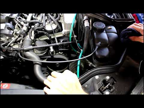 Видео: Замена масла в ГУР на Mercedes Benz E Class W211 2,2 Мерседес Бенц 2008 года