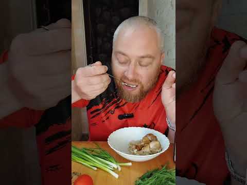 Видео: Мукбанг. Рисовая каша, две куриные ножки и зелень. #перекус #мукбанг #еданакамеру 
