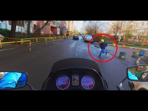 Видео: МОТО СИТУАЦИИ на доргах !! Пешеход выскочил под колеса - аварийные моменты
