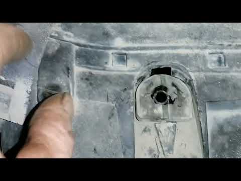 Видео: Мазда Демио DY3W 2003 г.в., замена радиатора охлаждения