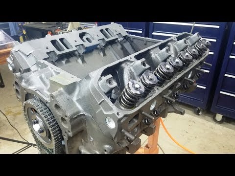 Видео: Сборка двигателя MOPAR Big Block 440 — установка и затяжка чугунных головок цилиндров