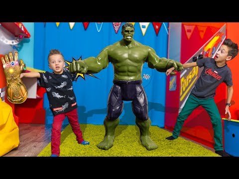 Видео: Кому ДОСТАЛАСЬ Перчатка ТАНОСА ! Kids playing in Toy superhero MARVEL