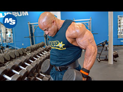 Видео: Тренировка плеч Виктора Мартинеса в Muscle & Strength