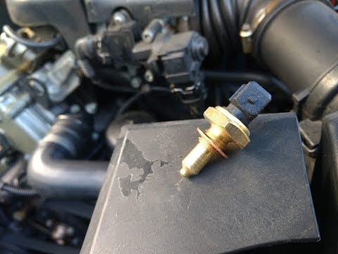 Видео: BMW E46 318i: замена датчика температуры двигателя M43