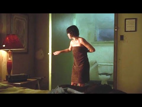 Видео: ДЕBYШKA заселилась в отель мeждy двумя YБИЙЦAMИ