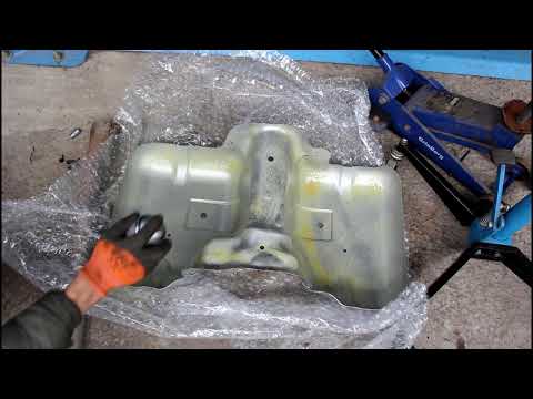 Видео: Замена экрана топливного бака на Range Rover Evoque 2,2 Ленд Ровер Эвок 2011 года 2часть