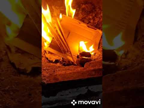 Видео: Печь дымит что делать | дедовский способ при растопке печи