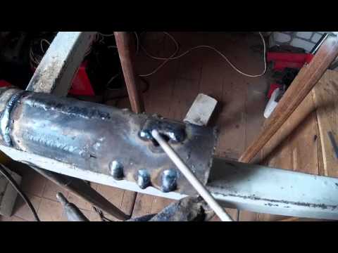 Видео: Как заварить свищ в трубе (нижнее положение)