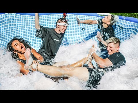 Видео: КТО ПОСЛЕДНИЙ ВЫЖИВЕТ в СКОЛЬЗКОМ БАССЕЙНЕ ! *** САМЫЙ СМЕШНОЙ ЧЕЛЛЕНДЖ ! ***