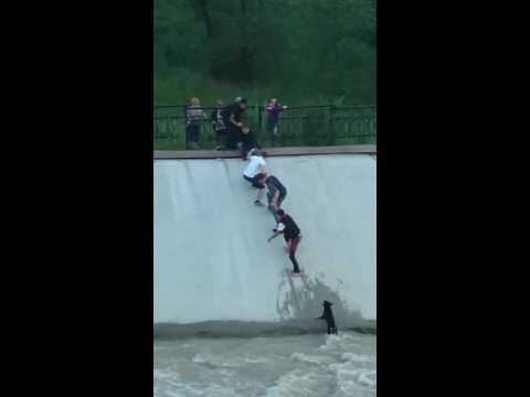 Видео: Мир не без добрых людей!!! Спасение собаки на Сайране. Молодцы ребята!!!!