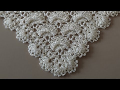 Видео: Схема вязания треугольной шали крючком для начинающих - Trend Crochet Shawl