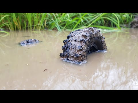 Видео: Нашел внедорожник в луже