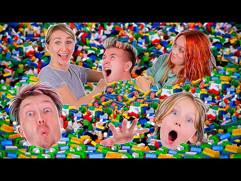 Видео: ПЕРЕМЕШАЛИ 100 наборов ЛЕГО ! КТО БЫСТРЕЕ его отсортирует ? Мальчики ПРОТИВ девчонок на КАРТОНКА