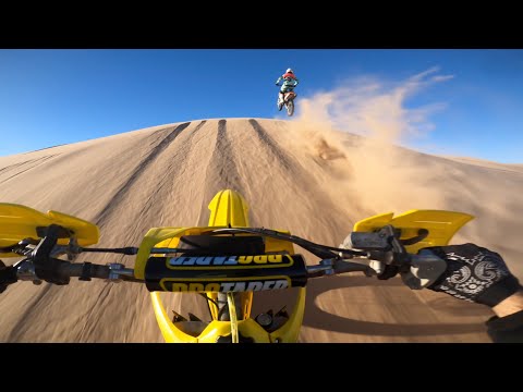 Видео: Эпический фрирайд по песчаным дюнам (Suzuki RM250 и KTM350)