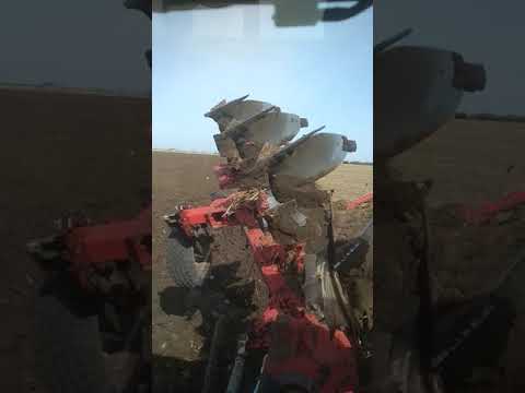 Видео: Трактор John Deere 6135B и плуг  Alpler 3+1