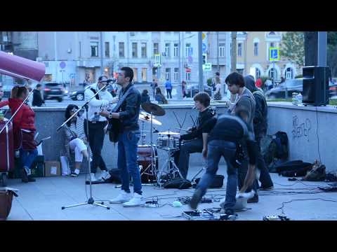 Видео: кавер на группу Кино Виктора Цоя - Печаль, на Арбате