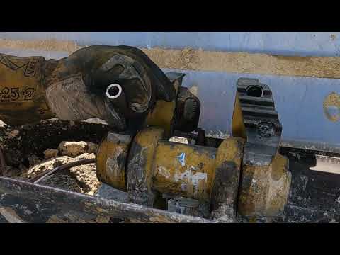Видео: Сломанные болты на гусеничном ходу бульдозера