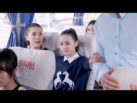 Видео: Хулиган возросла беда в автобусе, девушка кунг-фу прекратила его только с 1 ходом