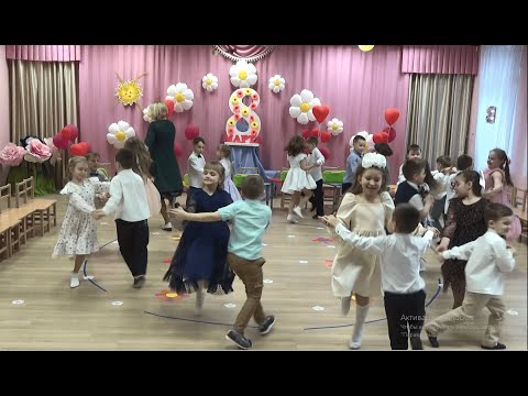 Видео: 8 МАРТА. Выход Белочек. Танец "У МАМОЧКИ ЛЮБИМОЙ" (Волшебники двора)