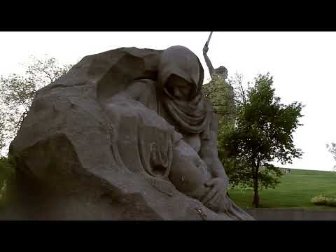 Видео: "На Мамаевом кургане тишина" - народный ансамбль народной песни "Раздолье"