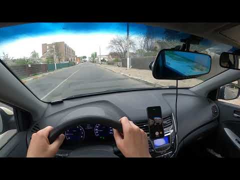 Видео: Самостоятельно начинаем выезжать в город на автомобиле. Сначала в зеркало смотрю а потом рулю