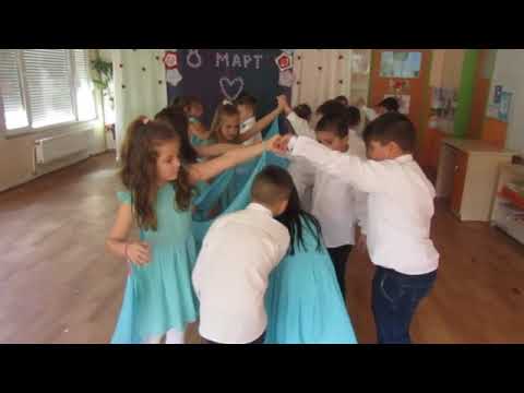 Видео: "Празник има мама" - поздрав към всички дами,  ДГ "Арабела", четвърта група "Звънче"