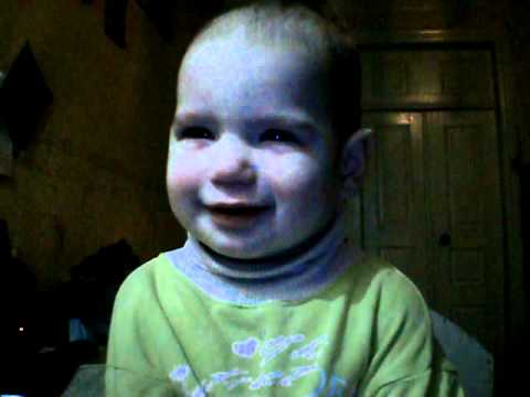 Видео: ребенок чихает