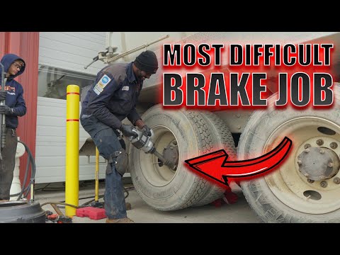Видео: Обслуживание задних тормозов на большегрузных грузовиках Mack — замена тормозных колодок на грузо...