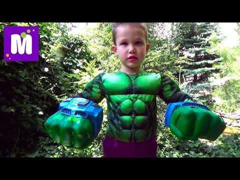 Видео: Макс играет в супергероев