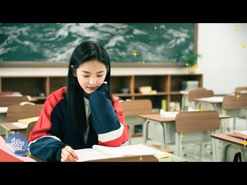 Видео: Раскрыт стиль школьной формы Чжан Руонань в черно-красных тонах. Ее сияющая улыбка излучает чисту...