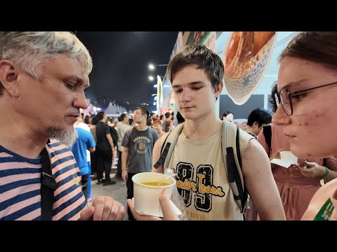 Видео: Объедаемся на фестивале еды в Китае