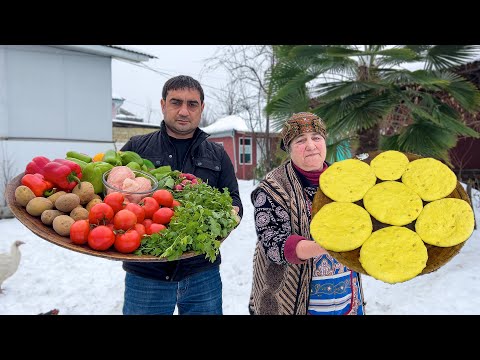 Видео: Холодный день, но теплая семья! Бабушка готовит вкусное блюдо из нескольких ингредиентов