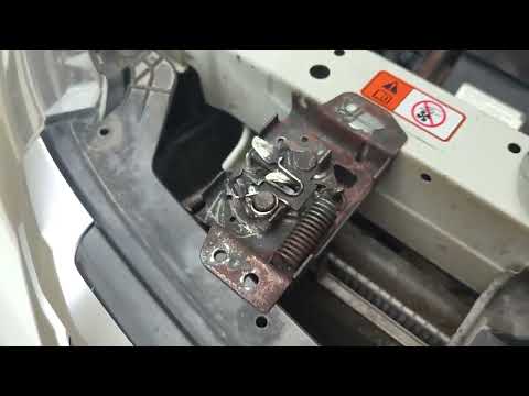 Видео: Mitsubishi Outlander (3G) Установка штатного концевика капота