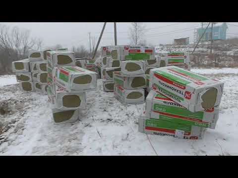 Видео: Монтаж утеплителя в местах где проходят укосины. Пришел утеплитель от Технониколя!